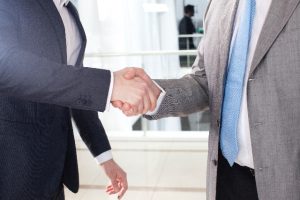 家を買い替えて住み替える時に家が売れない場合は業者買取も検討する！